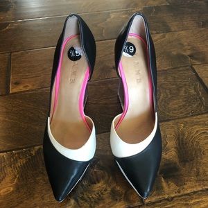 L.A.M.B black and white pointed toe wedges